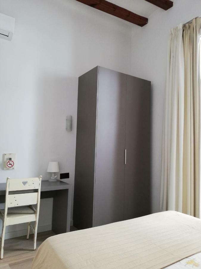 Hostal Parellades Sitges Exterior photo